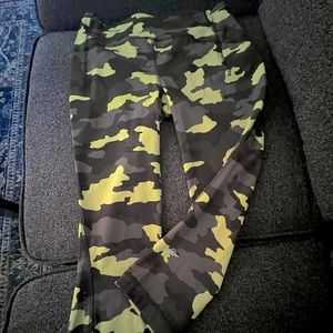 Lululemon Athletica Camo Capri Leggings Size Small